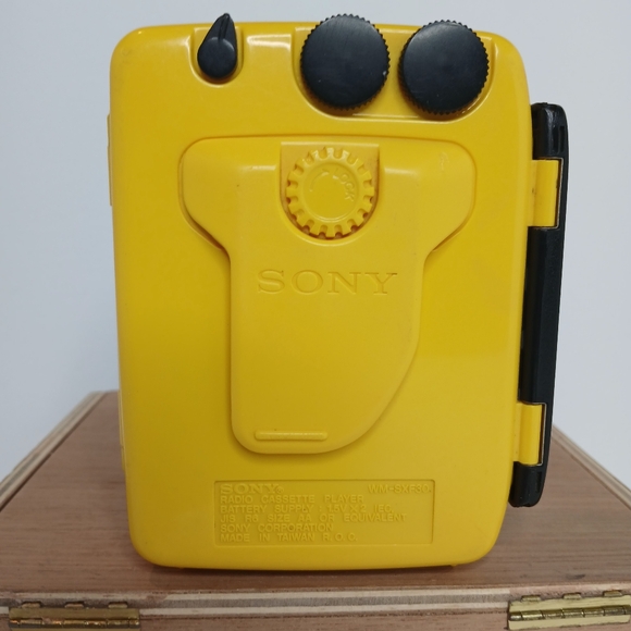 Sony Sports AM/FM Cassette Player Walkman Radio WM-SXF30 READ Tested - Picture 2 of 14